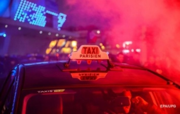 В Париже таксист ранил ножом футбольного фаната