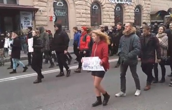 В Харькове националисты хотели догнать участниц женского марша - полиция помешала
