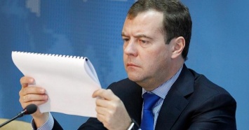 Нераздупленный Медведев оконфузился и не сумел поздравить женщин с 8 Марта (ВИДЕО)