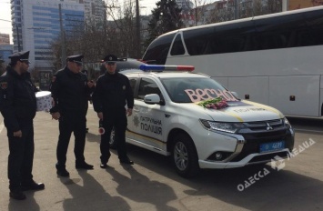Одесские копы дарили автоледи цветы