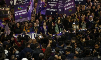 В Стамбуле полиция разогнала марш по случаю Международного женского дня