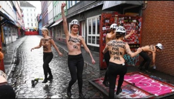 Голые активистки Femen устроили переполох на ''улице красных фонарей'': фото 18+