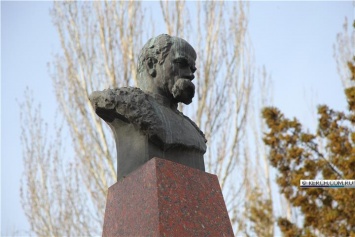 В Керчи возложили цветы к памятнику Тарасу Шевченко
