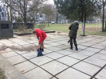 Активисты в Керчи убрали братские могилы