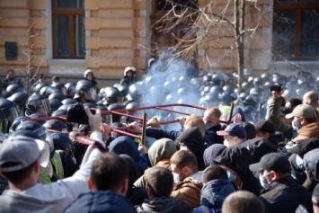 Под Администрацией президента произошли столкновения между "Нацкорпусом" и полицией