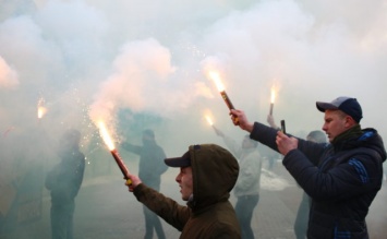 "Гремят взрывы, все в дыму": масштабная акция протеста под Администрацией президента в Киеве