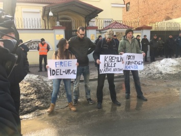 Активисты вышли к Генконсульству России (фото)