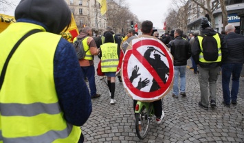 Париж вновь охватили протесты "желтых жилетов": жандармы задержали семерых активистов