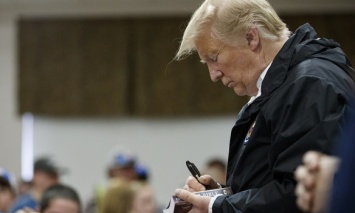 Трамп раздал автографы на Библиях в церкви Алабамы