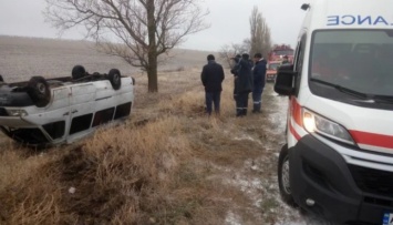 Под Запорожьем микроавтобус Renault слетел с трассы в кювет и перевернулся, погибли три человека