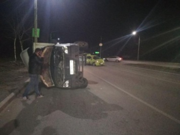 В Запорожье на Набережной произошло несколько ДТП. В одной из аварий перевернулся грузовик (фото)