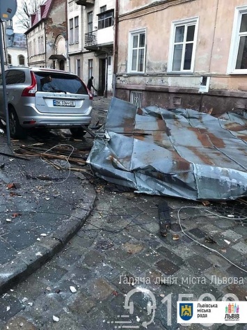 Из-за мощного ветра в центре Львова сорвало крышу с жилого дома