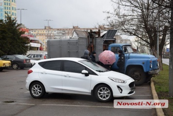 В Николаеве столкнулись мусоровоз и