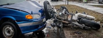 В Днепре, возле ОККО, столкнулись ВАЗ и мотоцикл: пострадал мужчина
