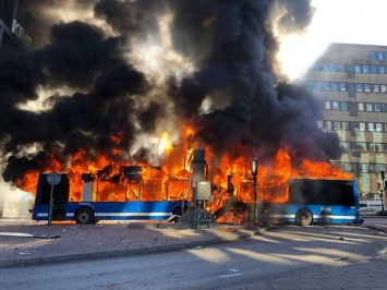 В Стокгольме на ходу взорвался пассажирский автобус. Фото, видео