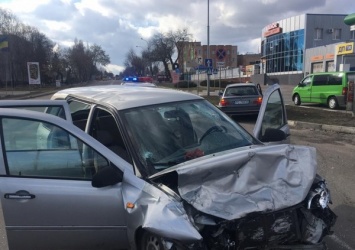 В Ровно лоб в лоб столкнулись автомобили, погибла женщина. Фото