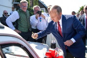 ''Протектор отпечатался?'' Фото Путина с ''буквами'' на лбу озадачило сеть