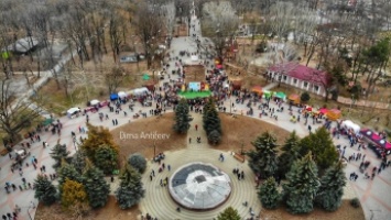 В сети показали как массовые гулянья в парке на Масленицу с высоты выглядели (фото)