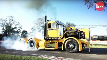Посмотрите, как 900-сильный грузовик жжет резину