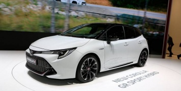 Toyota представила две новые версии Corolla