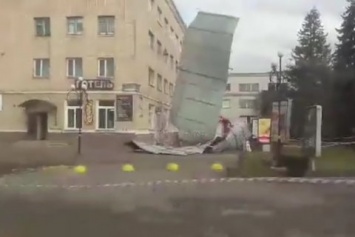 В Чорткове сильный ветр сорвал крышу со здания отеля