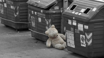 В Запорожье разыскивают горе-мать, которая выбросила младенца в мусорный бак