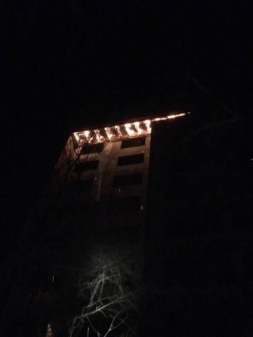 В Кривом Роге во время праздника загорелась крыша недостроенной девятиэтажки