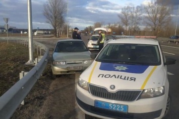 На одесской трассе под Киевом патрульные с погоней задержали пьяного водителя