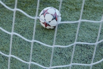 В матче Бундеслиги мяч застрял в снегу после удара игрока по пустым воротам