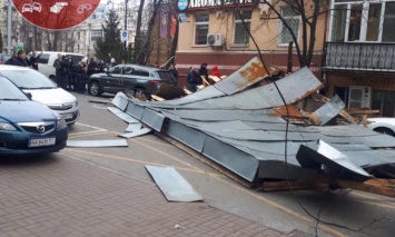 В Киеве сильный ветер сорвал из дома часть кровли, которая в результате упала на машины