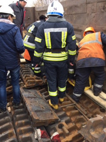 В Кривом Роге спасатели вытянули рабочего из-под металлоконструкции