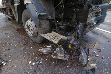 В Киеве водитель эвакуатора зазевался и протаранил припаркованную маршрутку