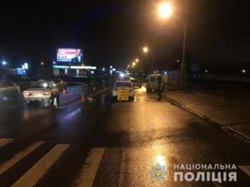 Происшествие в Харькове: женщину унесли на носилках (фото)