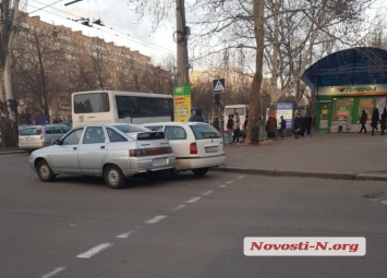 В центре Николаева столкнулись «ВАЗ» и «Шкода»