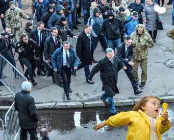 "Це остаточно прощавай". Соцсети обсуждают фото Порошенко, убгающего с собственного митинга в Житомире