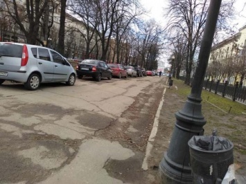 В Днепре бульвар центрального проспекта превратили в парковку (ФОТО)