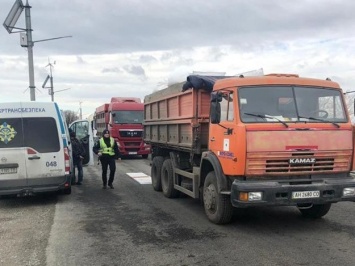 На въездах в Днепр останавливают грузовики: что случилось
