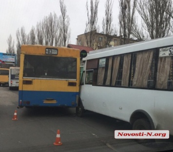 В Николаеве на остановке столкнулись автобус и маршрутка