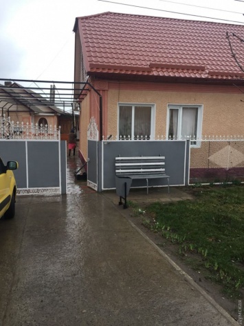 В Одесской области неизвестные швырнули топор в окно волонтера Порошенко