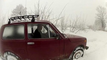 «Едет, чертовка»: Эксперта поразили способности дизельной LADA 4x4 на снегу