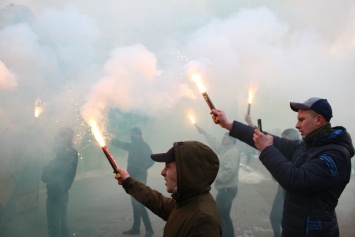 Новая атака "Нацкорпуса" в Киеве: все залито кровью, кадры с места штурма