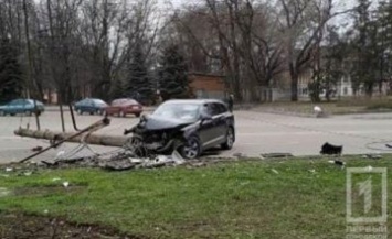 В Кривом Роге автомобиль врезался в столб (ФОТО)