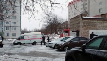 «Чуть не поглотила»: В Сергиевом Посаде вызволяли из дорожной ямы три такси и «скорую»