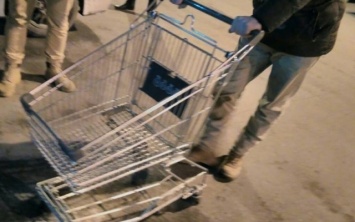Под Днепром двое мужчин выкрали тележки из супермаркета