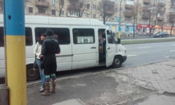 Водитель запорожской маршрутки вернул ребенку потерянный телефон