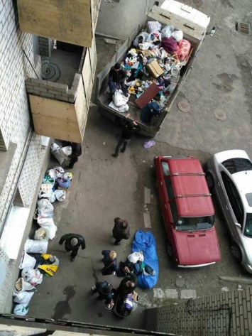 Из квартиры душевнобольной женщины коммунальщики вывезли грузовик мусора