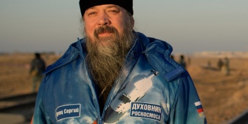 Фотофакт: духовник «Роскосмоса» и заслуженный испытатель космодрома Байконур позирует для фотографа NASA