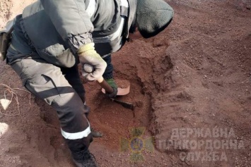 Пограничники откопали 2 тыс. пачек контрабандных сигарет в грузовом вагоне с рудой