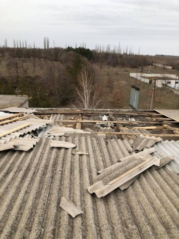 Последствия ураганного ветра на Николаевщине: с крыши школы в Ковалевке сорвало шифер