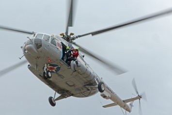 Крымские спасатели отработали навыки беспарашютного десантирования с вертолета